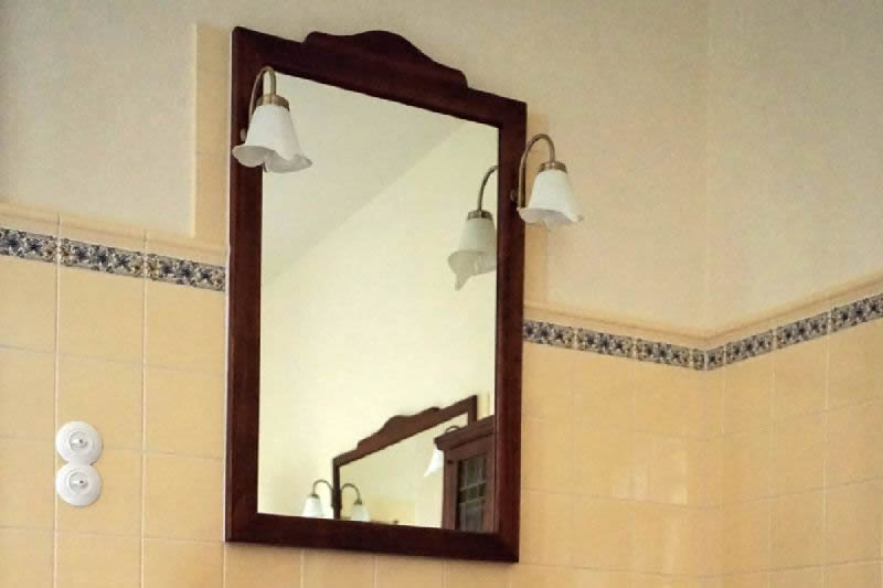 Wandfliesen und Spiegel